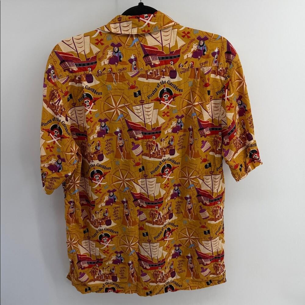 Wonder Ground Gallery Disney Pirates of the Caribbean novelty button up top L - Picture 7 of 8